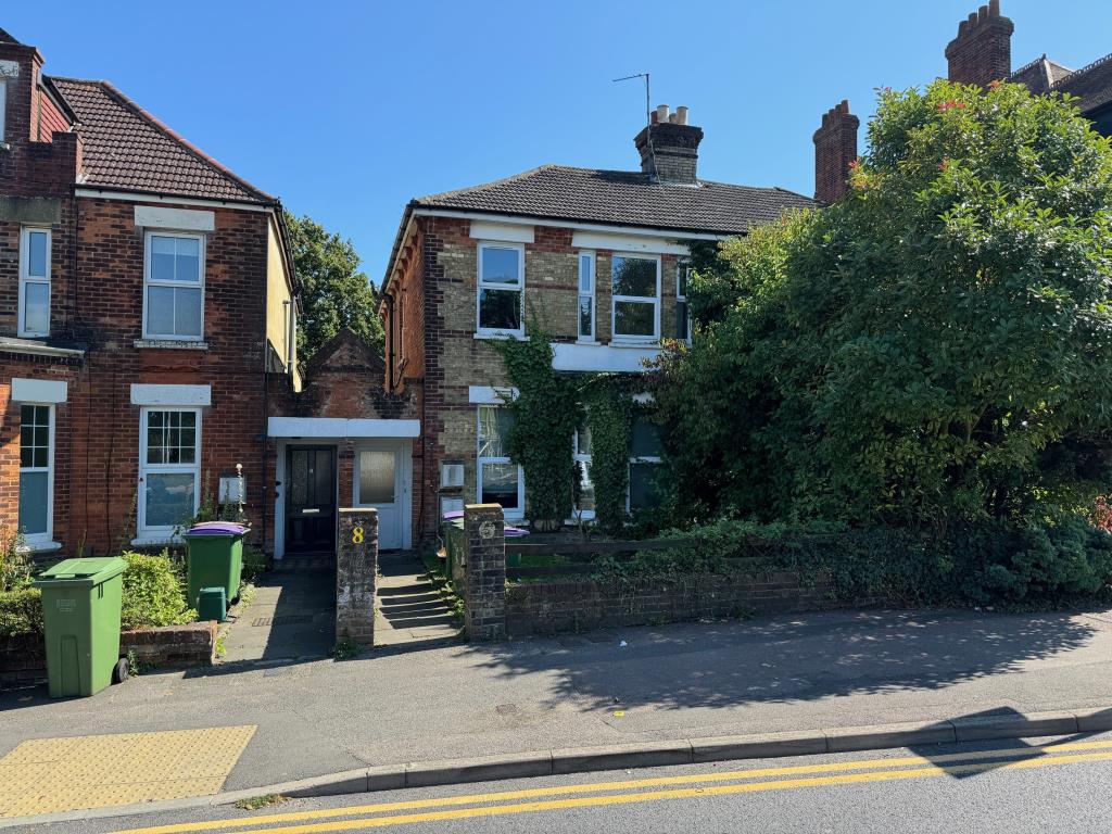 Lot: 118 - FREEHOLD INVESTMENT - SEMI-DETACHED PROPERTY ARRANGED AS TWO APARTMENTS - Front of property